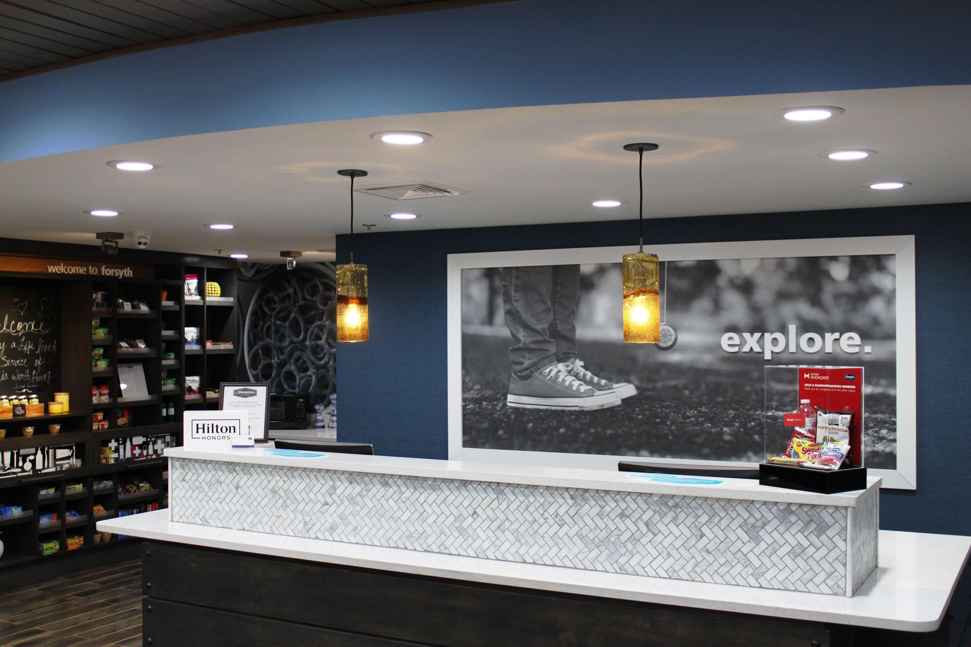 Hampton Inn Форсайт Екстериор снимка