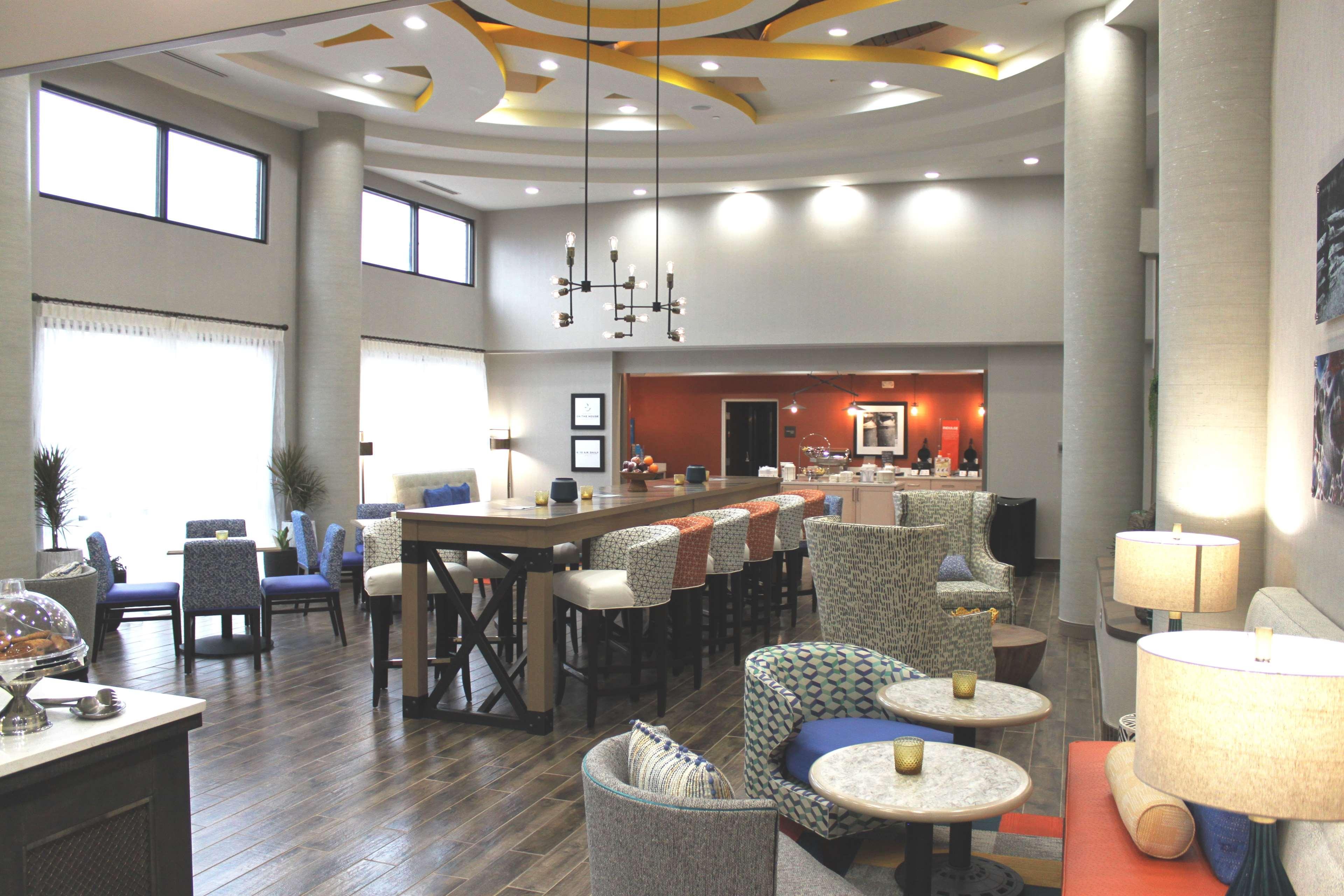Hampton Inn Форсайт Екстериор снимка