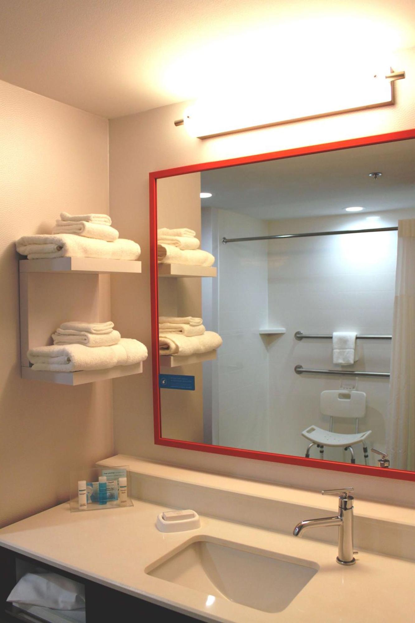 Hampton Inn Форсайт Екстериор снимка