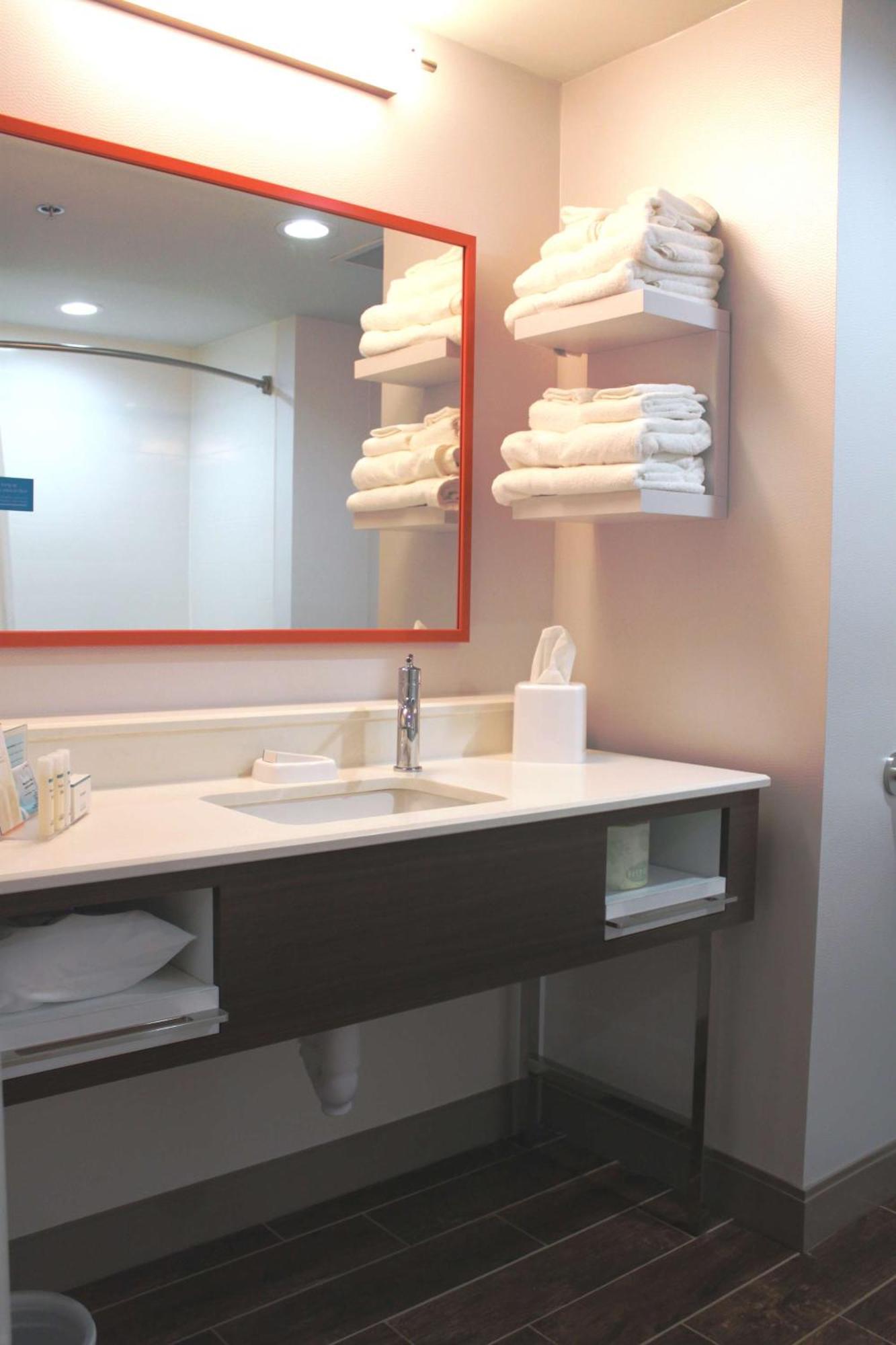 Hampton Inn Форсайт Екстериор снимка