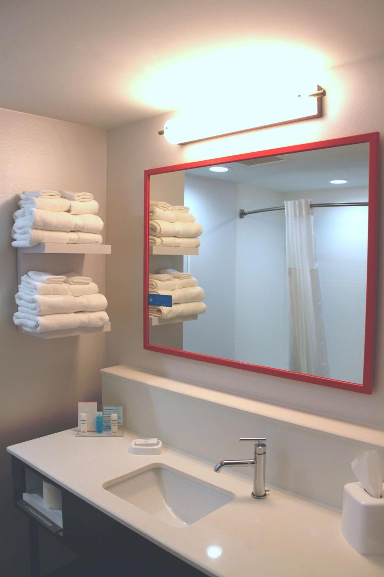 Hampton Inn Форсайт Екстериор снимка