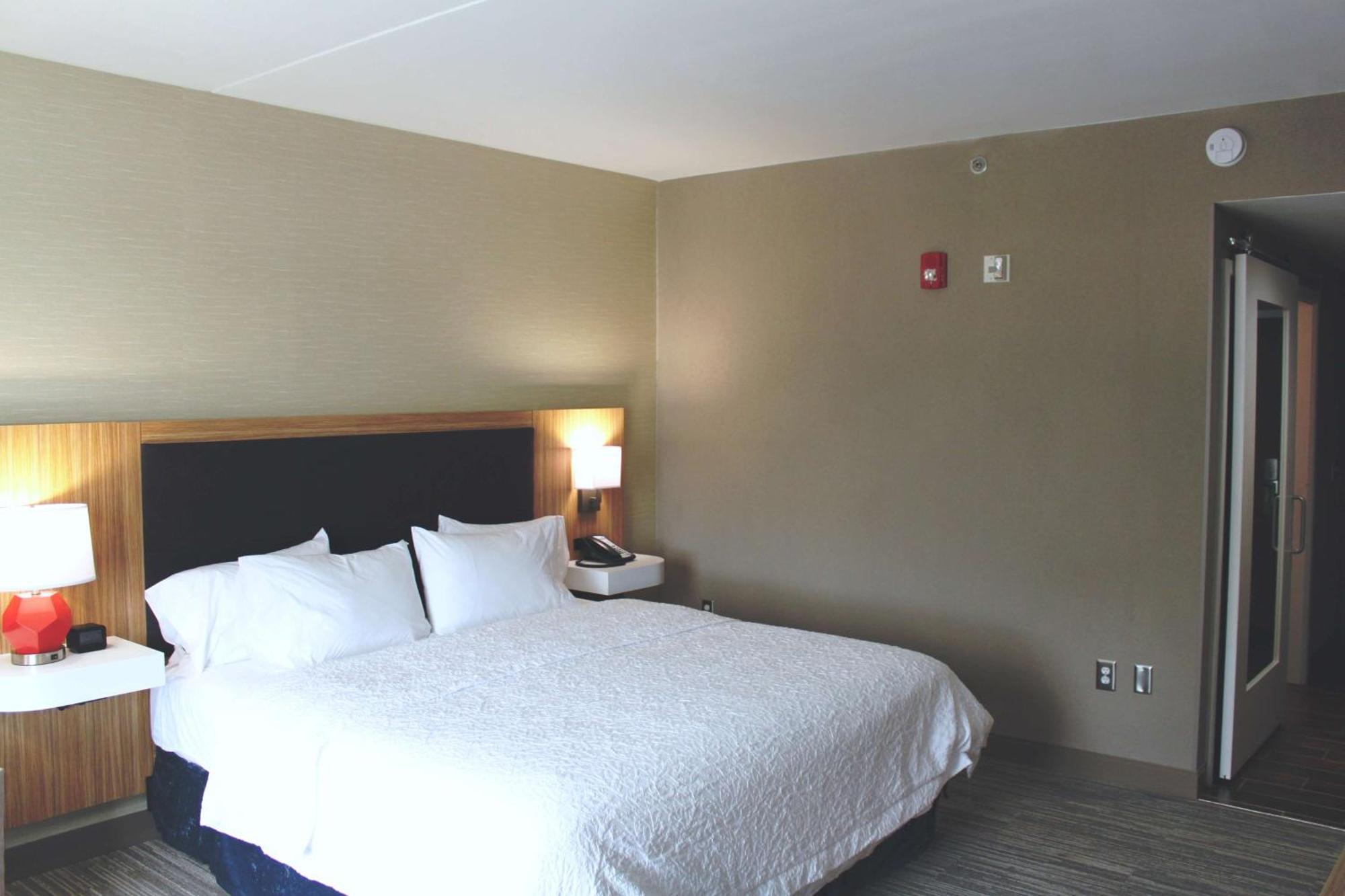Hampton Inn Форсайт Екстериор снимка