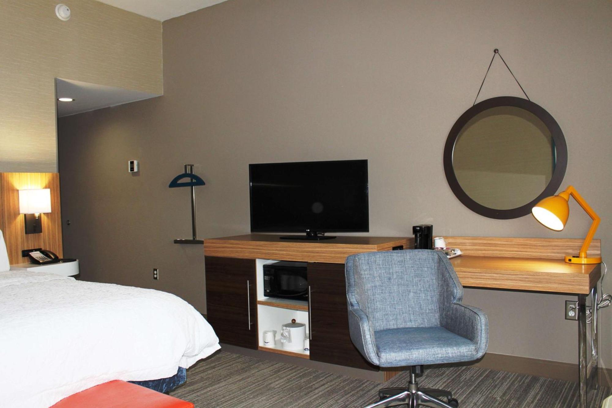 Hampton Inn Форсайт Екстериор снимка