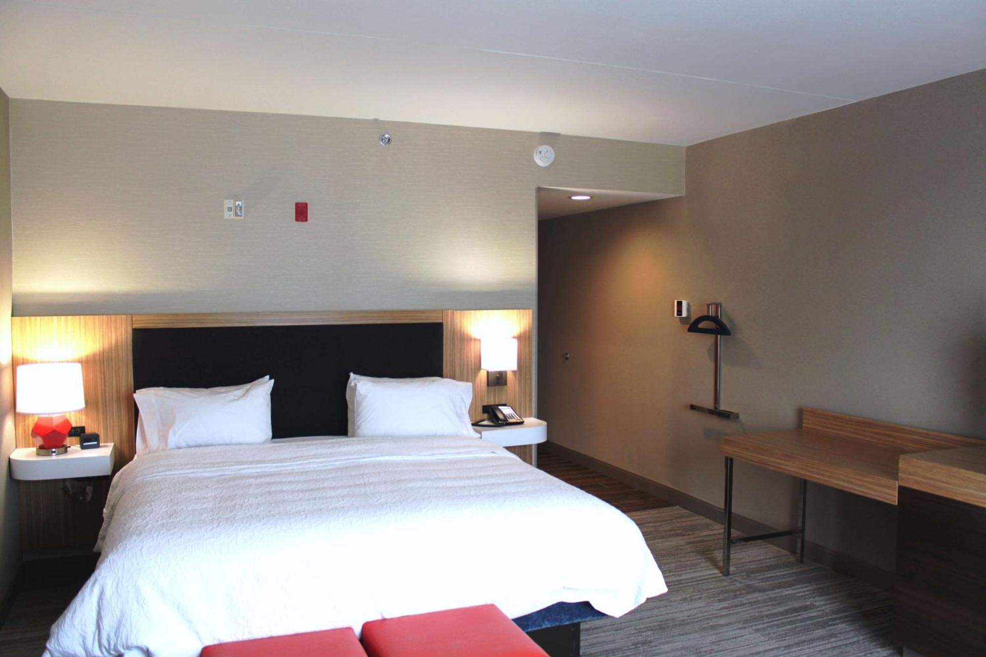 Hampton Inn Форсайт Екстериор снимка