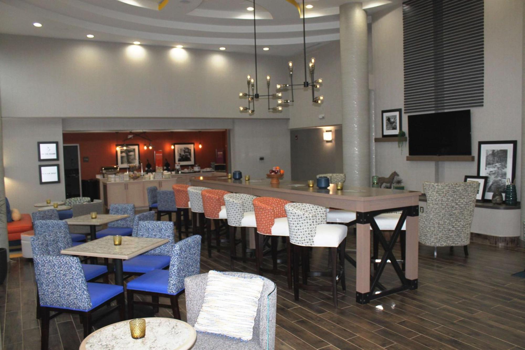 Hampton Inn Форсайт Екстериор снимка