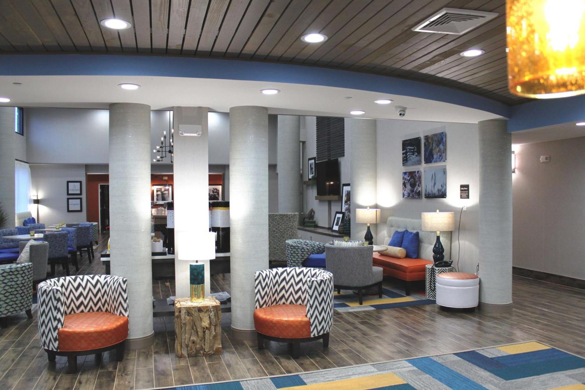 Hampton Inn Форсайт Екстериор снимка