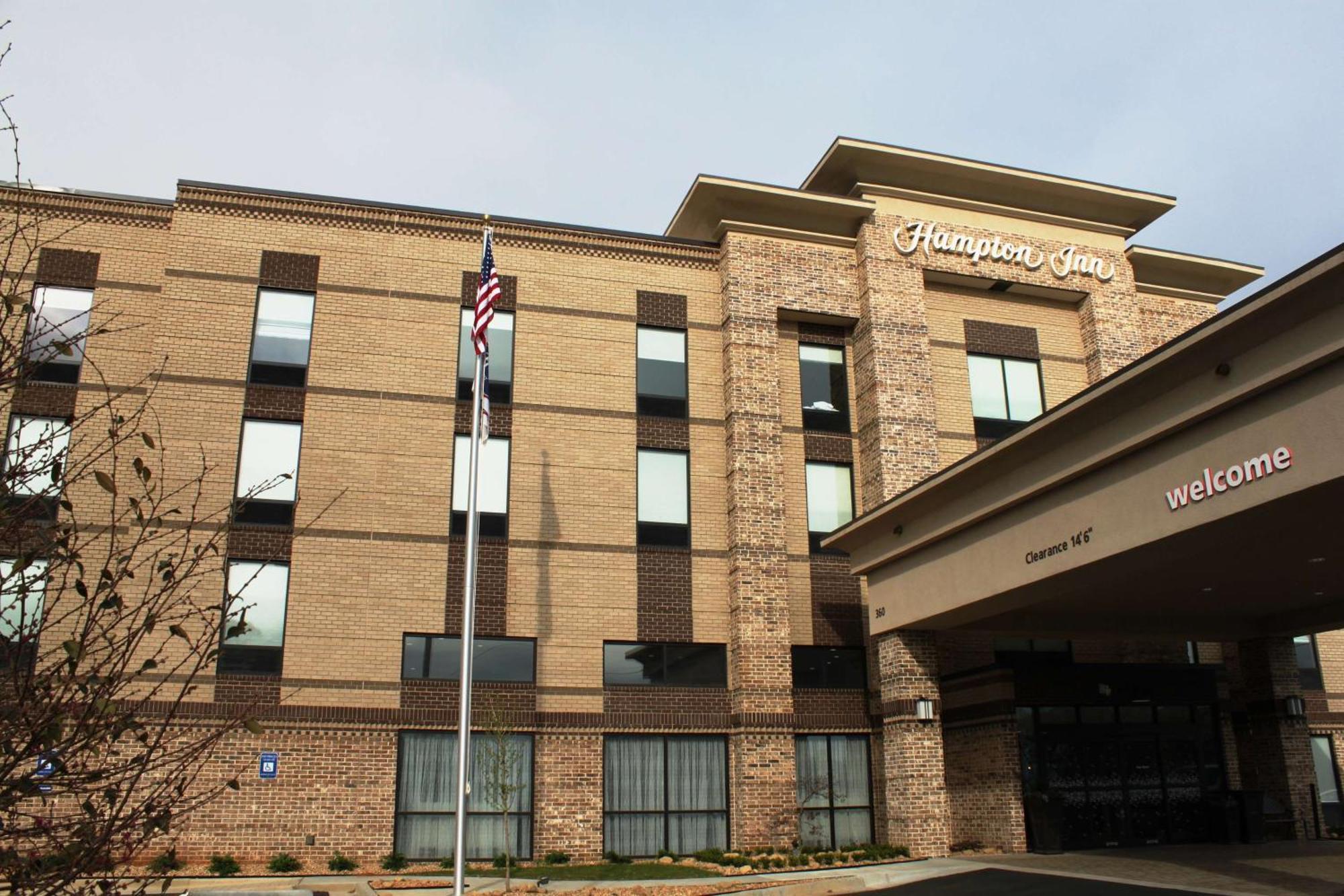 Hampton Inn Форсайт Екстериор снимка